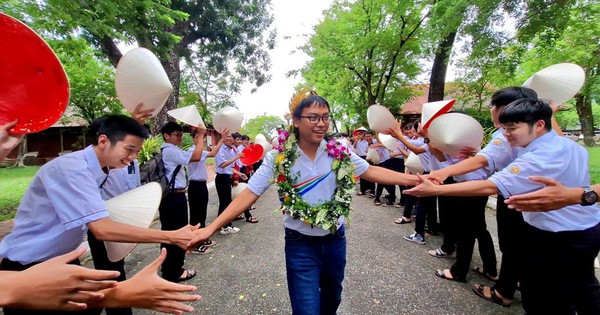 Nam sinh Quốc Học – Huế trở về quê nhà, chia sẻ bí quyết chiến thắng Olympia