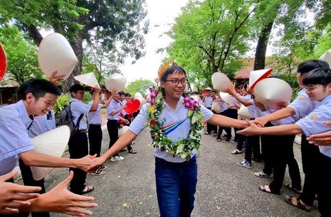 Nam sinh Quốc Học – Huế trở về quê nhà, chia sẻ bí quyết chiến thắng Olympia