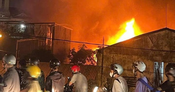 Cháy lớn ở Vĩnh Tuy, Hà Nội: Huy động thêm máy xúc và xe cẩu, một số người được đưa đi cấp cứu