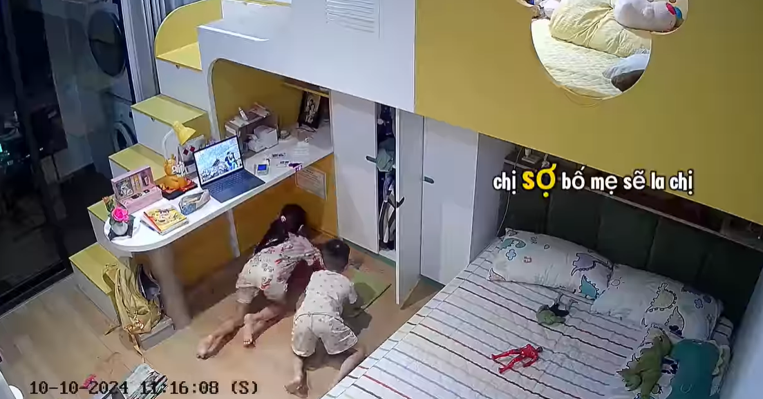 Chị gái vô tình làm đổ lọ mực, em trai có hành động không ngờ, check camera xong mẹ lập tức thay đổi thái độ