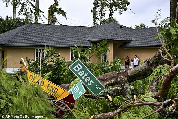 Toàn cảnh siêu bão Milton đổ bộ Florida (Mỹ): Diễn biến bão bất ngờ thay đổi liên tục, suy yếu thành bão cấp 1 sau nhiều tiếng 