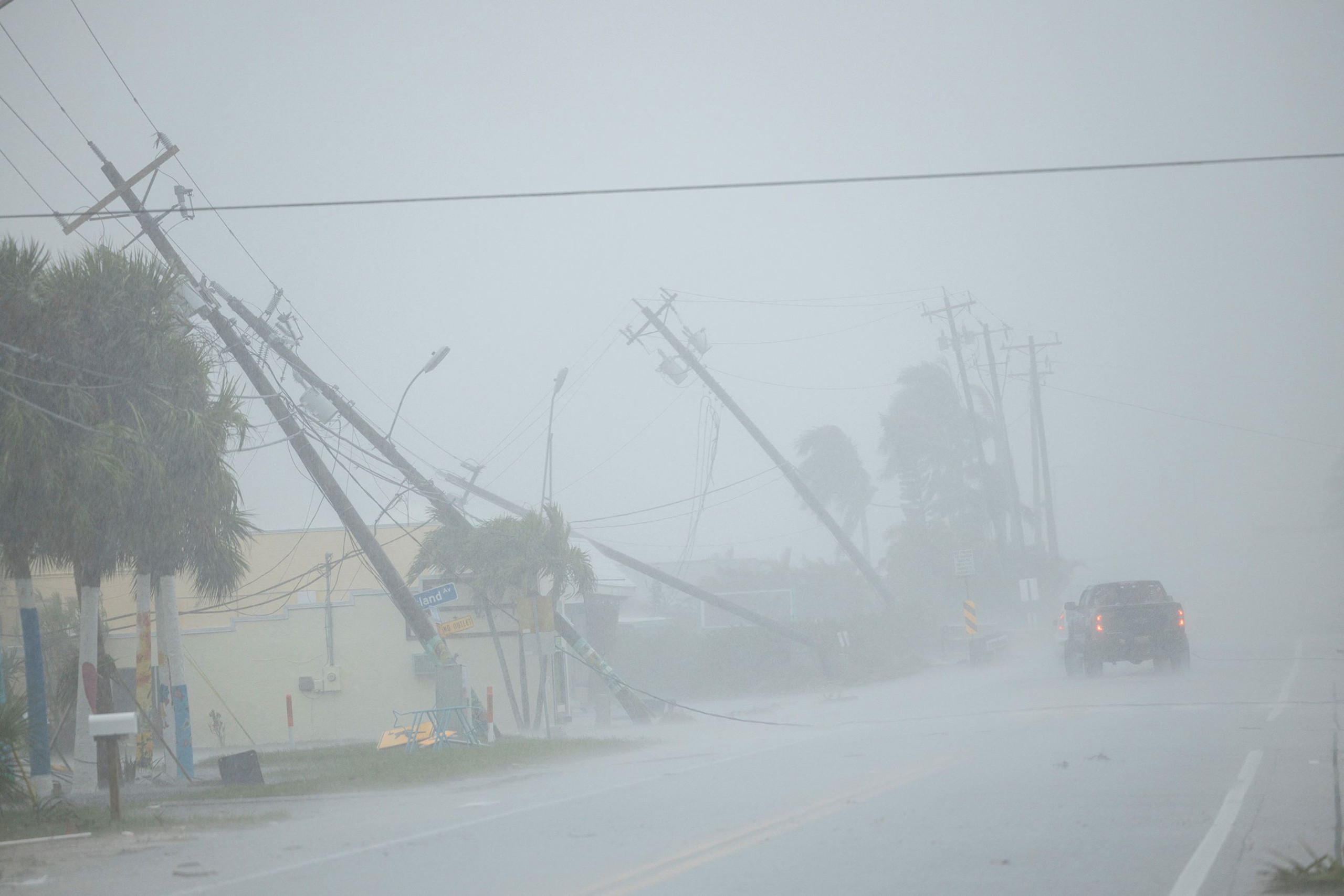 Toàn cảnh siêu bão Milton đổ bộ Florida (Mỹ): Diễn biến bão bất ngờ thay đổi liên tục, suy yếu thành bão cấp 1 sau nhiều tiếng 