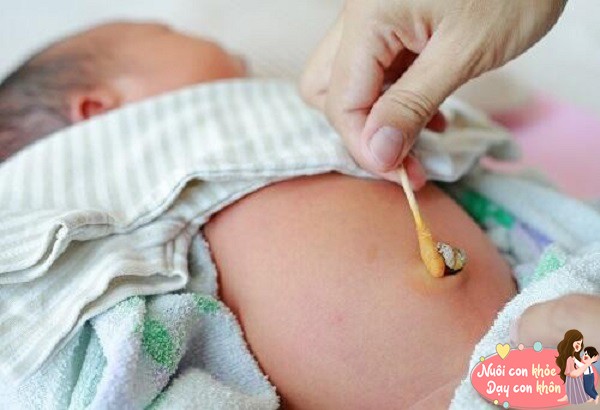 Khi tắm cho trẻ, cũng nên hạn chế việc rửa trực tiếp lên rốn.