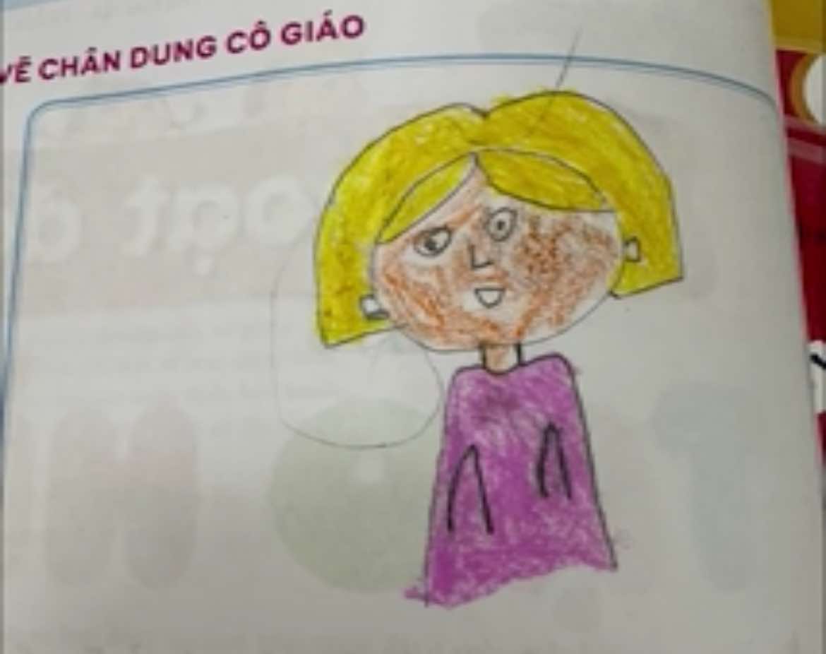 Học sinh vẽ chân dung giáo viên, nhìn sang cô mà dân mạng 