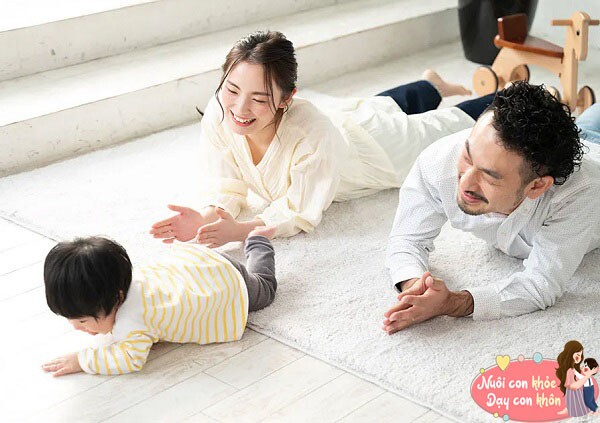 Vận động thô bắt đầu sớm.