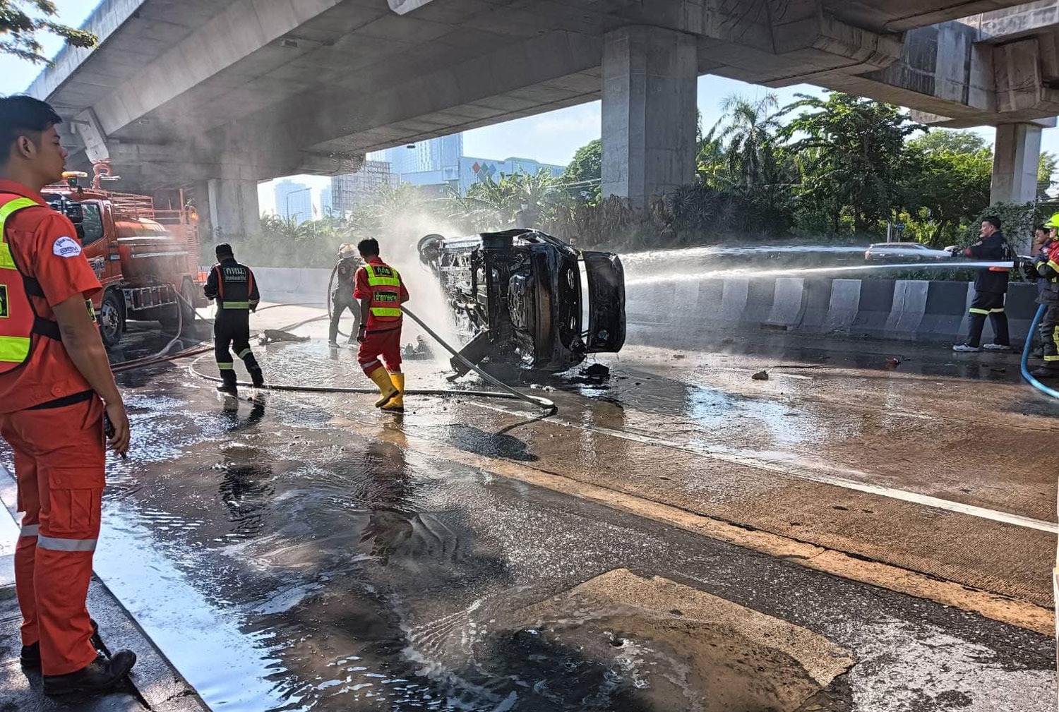 Taxi bốc cháy ngùn ngụt ngay trên phố, nghẹt thở giải cứu các nạn nhân trước thảm họa- Ảnh 3.