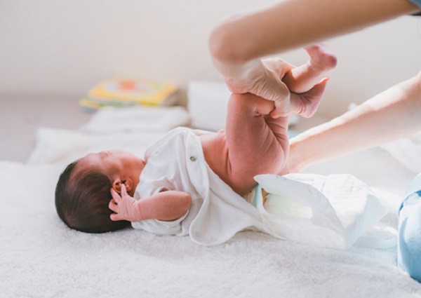 Trẻ hăm tã khiến bố mẹ lo lắng.