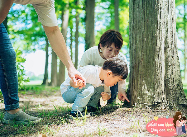 Đưa trẻ ra ngoài chơi.