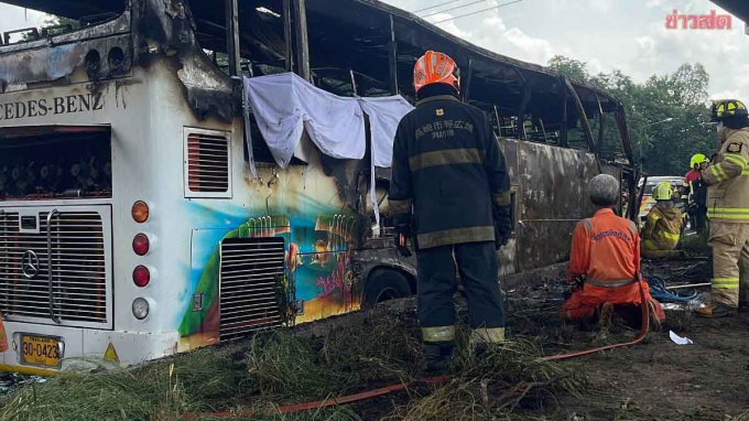 Vụ cháy xe buýt ở Thái Lan: 22 thi thể đã được tìm thấy bên trong, hé lộ nguyên nhân các nạn nhân không thể thoát ra ngoài- Ảnh 2.