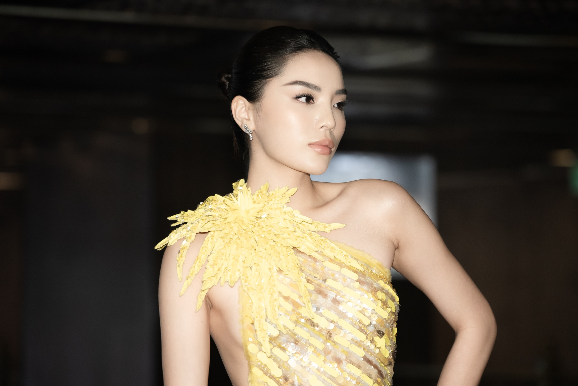 Kỳ Duyên đầy căng thẳng trong buổi ra quân đi Miss Universe, 1 nghi thức lạ gây tranh cãi- Ảnh 2.