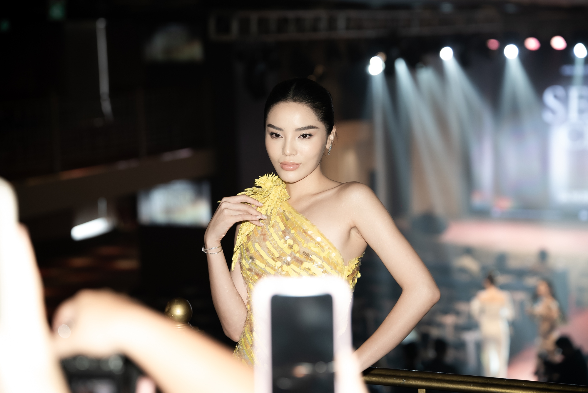 Kỳ Duyên đầy căng thẳng trong buổi ra quân đi Miss Universe, 1 nghi thức lạ gây tranh cãi- Ảnh 1.