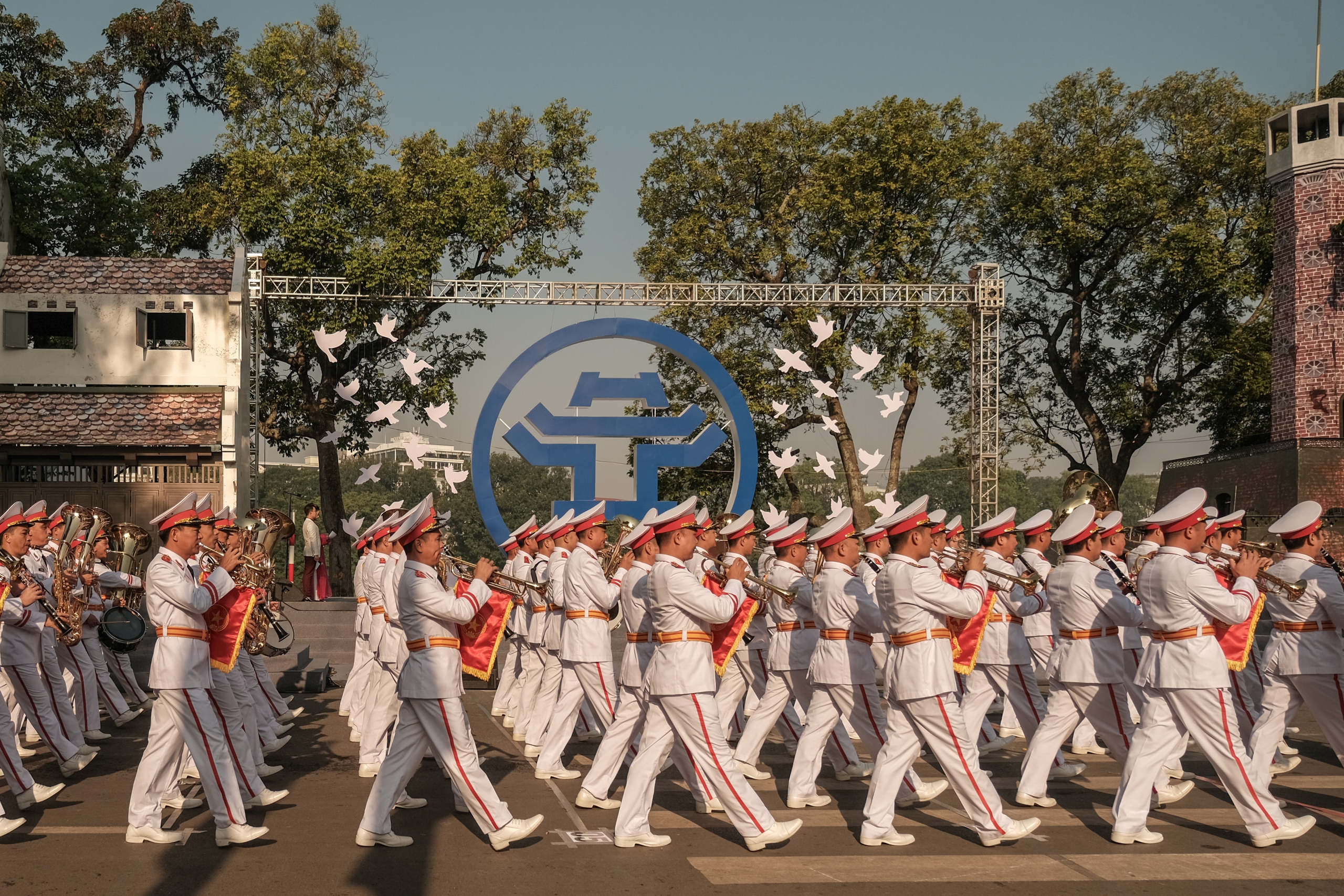 Hà Nội sáng nay: Hàng ngàn người diễu hành tái hiện thời khắc Thủ đô rợp cờ hoa đón đoàn quân giải phóng 70 năm trước- Ảnh 6.