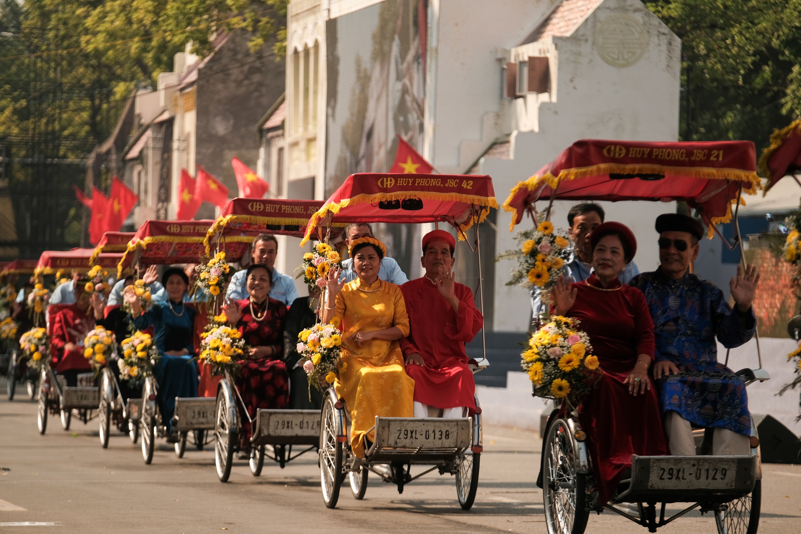 Hà Nội sáng nay: Hàng ngàn người diễu hành tái hiện thời khắc Thủ đô rợp cờ hoa đón đoàn quân giải phóng 70 năm trước- Ảnh 8.