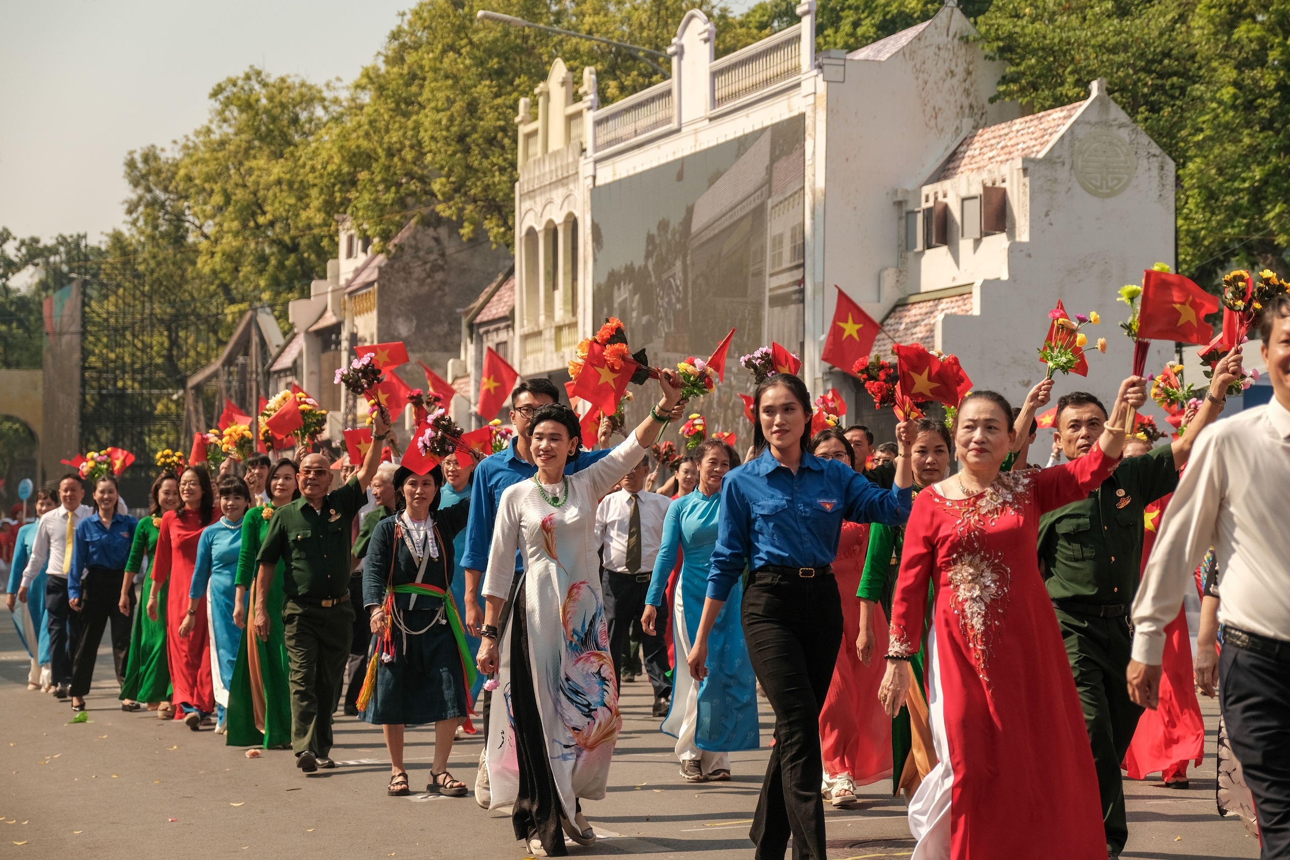 Hà Nội sáng nay: Hàng ngàn người diễu hành tái hiện thời khắc Thủ đô rợp cờ hoa đón đoàn quân giải phóng 70 năm trước- Ảnh 4.