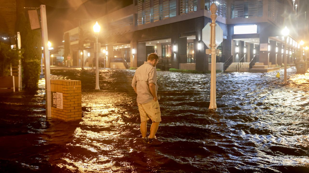 Toàn cảnh siêu bão Milton đổ bộ Florida (Mỹ): Diễn biến bão bất ngờ thay đổi liên tục, suy yếu thành bão cấp 1 sau nhiều tiếng 