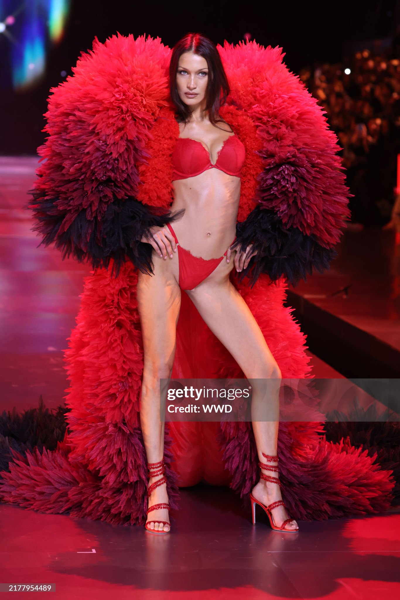 Victoria’s Secret Fashion Show: Chị em nhà Hadid tái xuất, Lisa catwalk như thiên thần và còn gì nữa?- Ảnh 9.