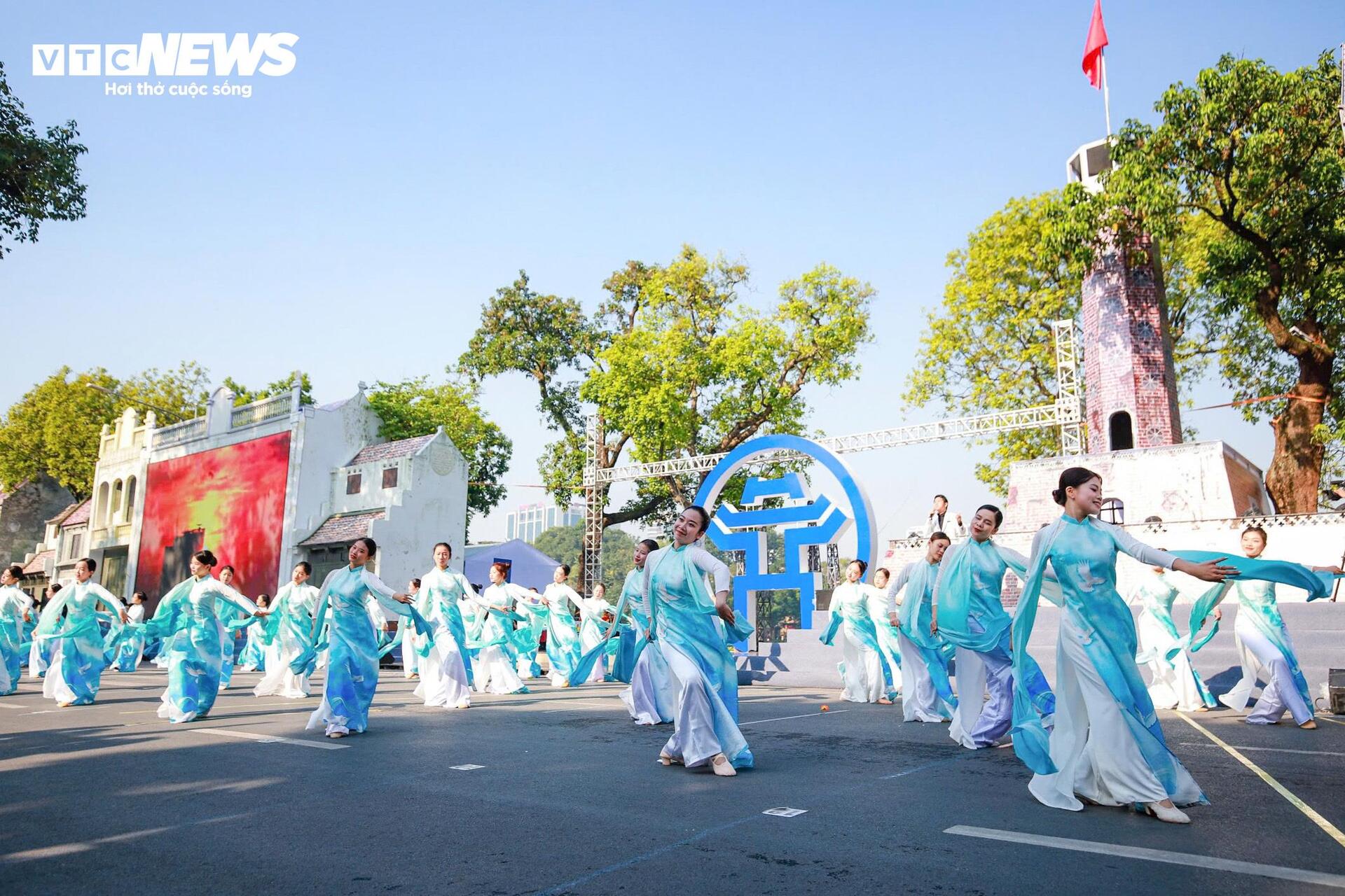 Hình ảnh đoàn quân tiến về Hà Nội năm 1954 được tái hiện tại hồ Gươm- Ảnh 12.