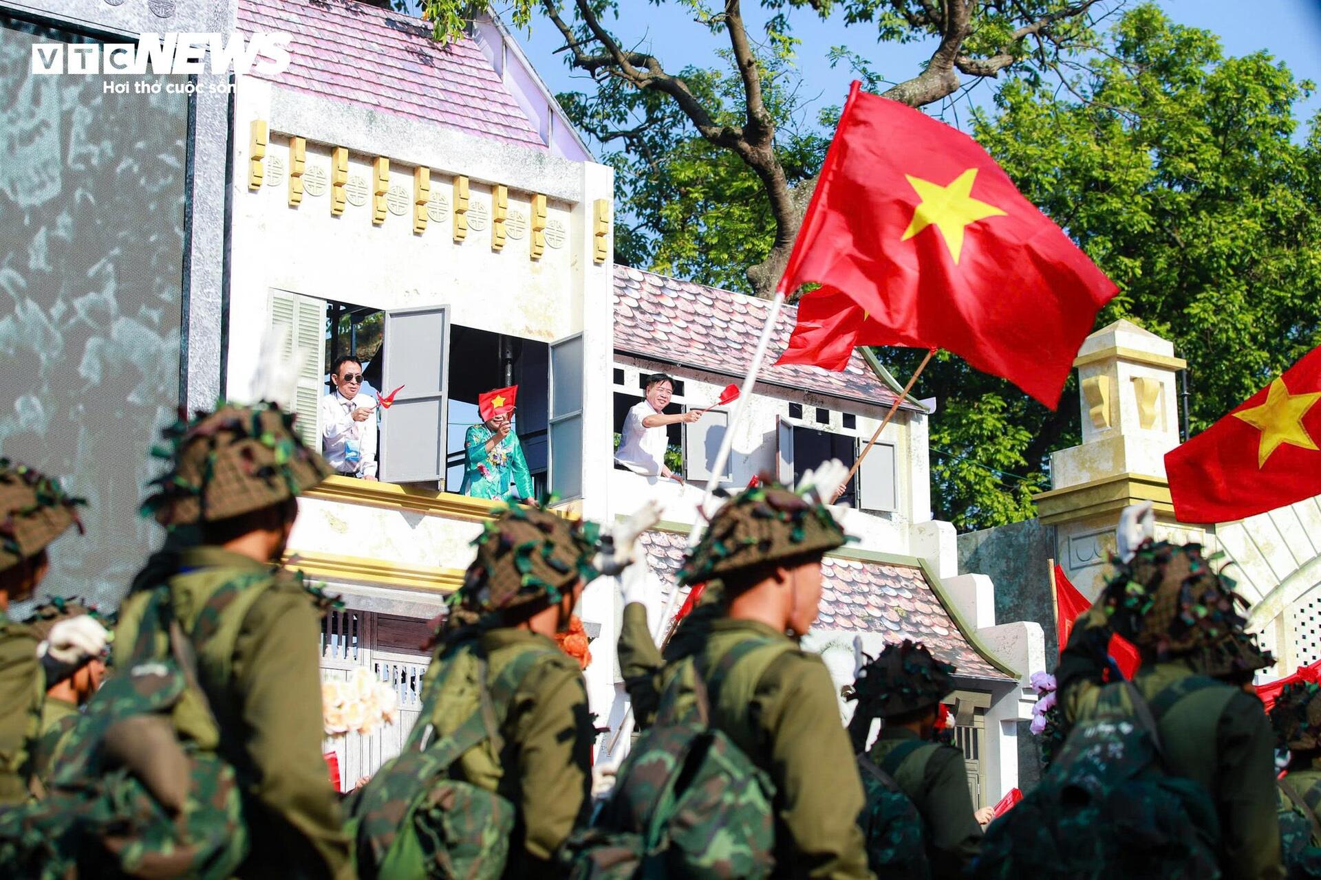 Hình ảnh đoàn quân tiến về Hà Nội năm 1954 được tái hiện tại hồ Gươm- Ảnh 4.