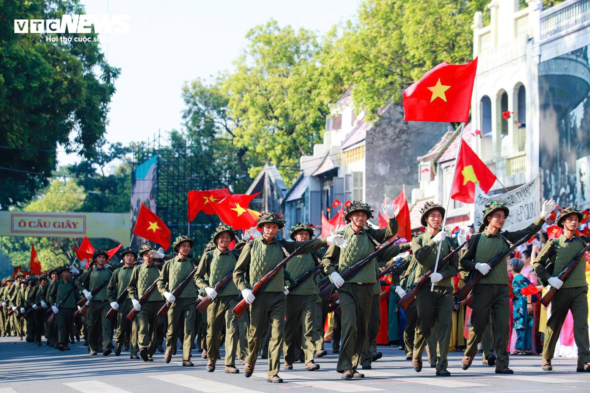 Hình ảnh đoàn quân tiến về Hà Nội năm 1954 được tái hiện tại hồ Gươm- Ảnh 2.