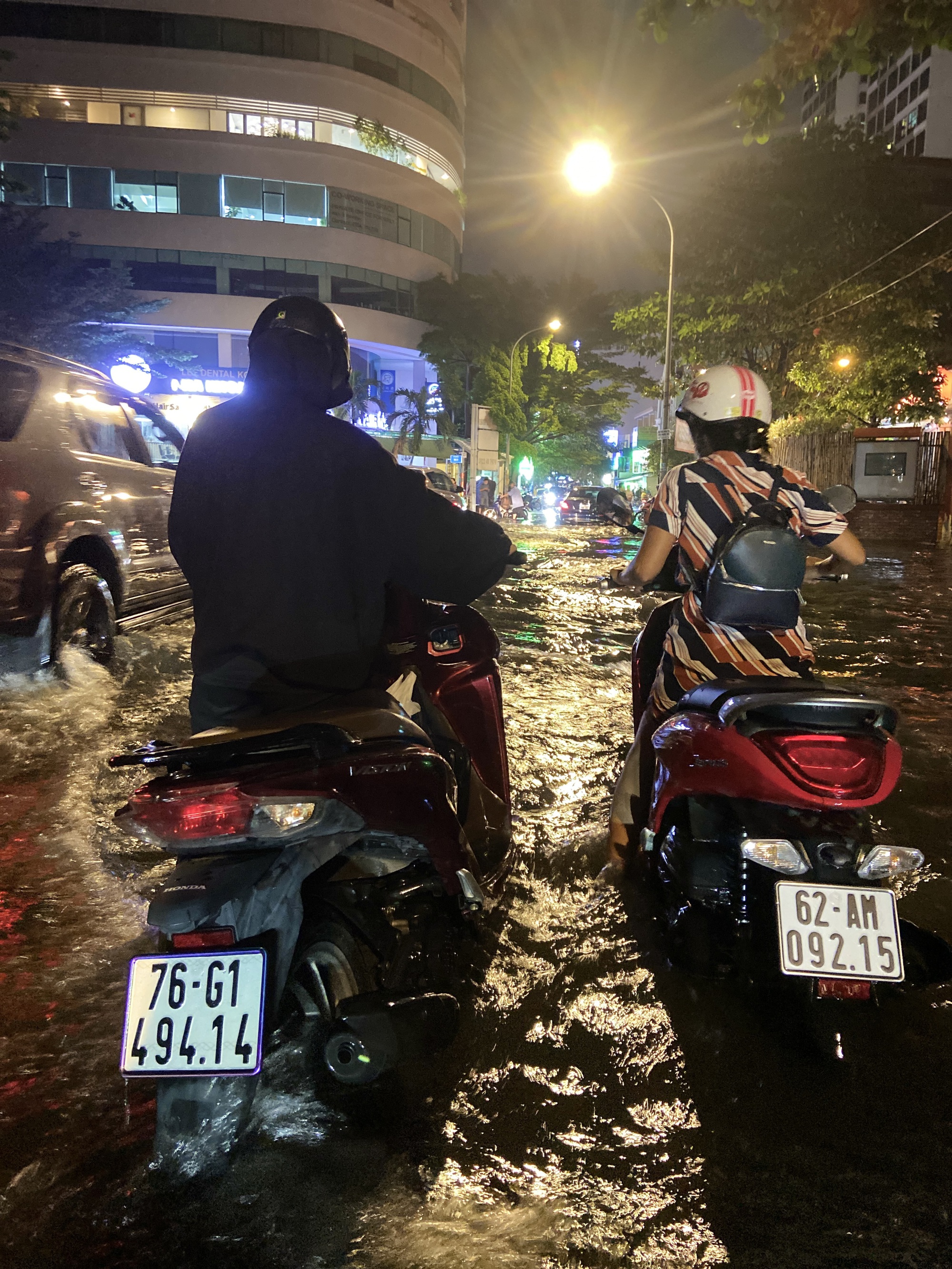 Người dân TP.HCM bì bõm trong nước từ chiều đến tối, hàng loạt tuyến đường vẫn ngập nặng- Ảnh 3.