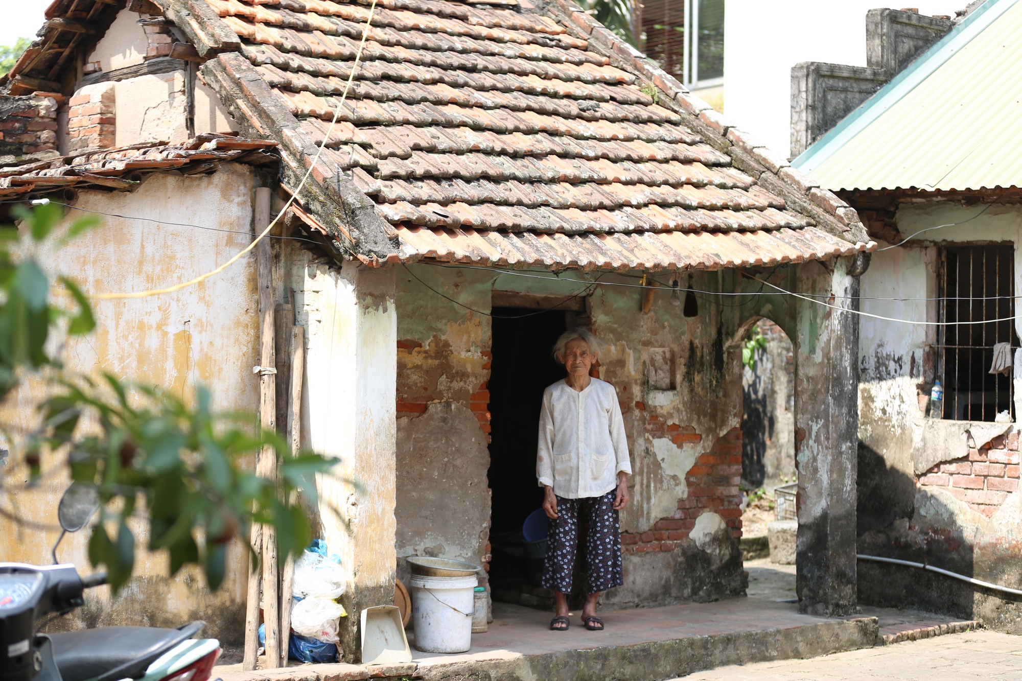 Cụ bà sống một mình trong căn nhà cổ 80 năm tuổi ở Hà Nội, khiến cư dân trên cao nhìn xuống 