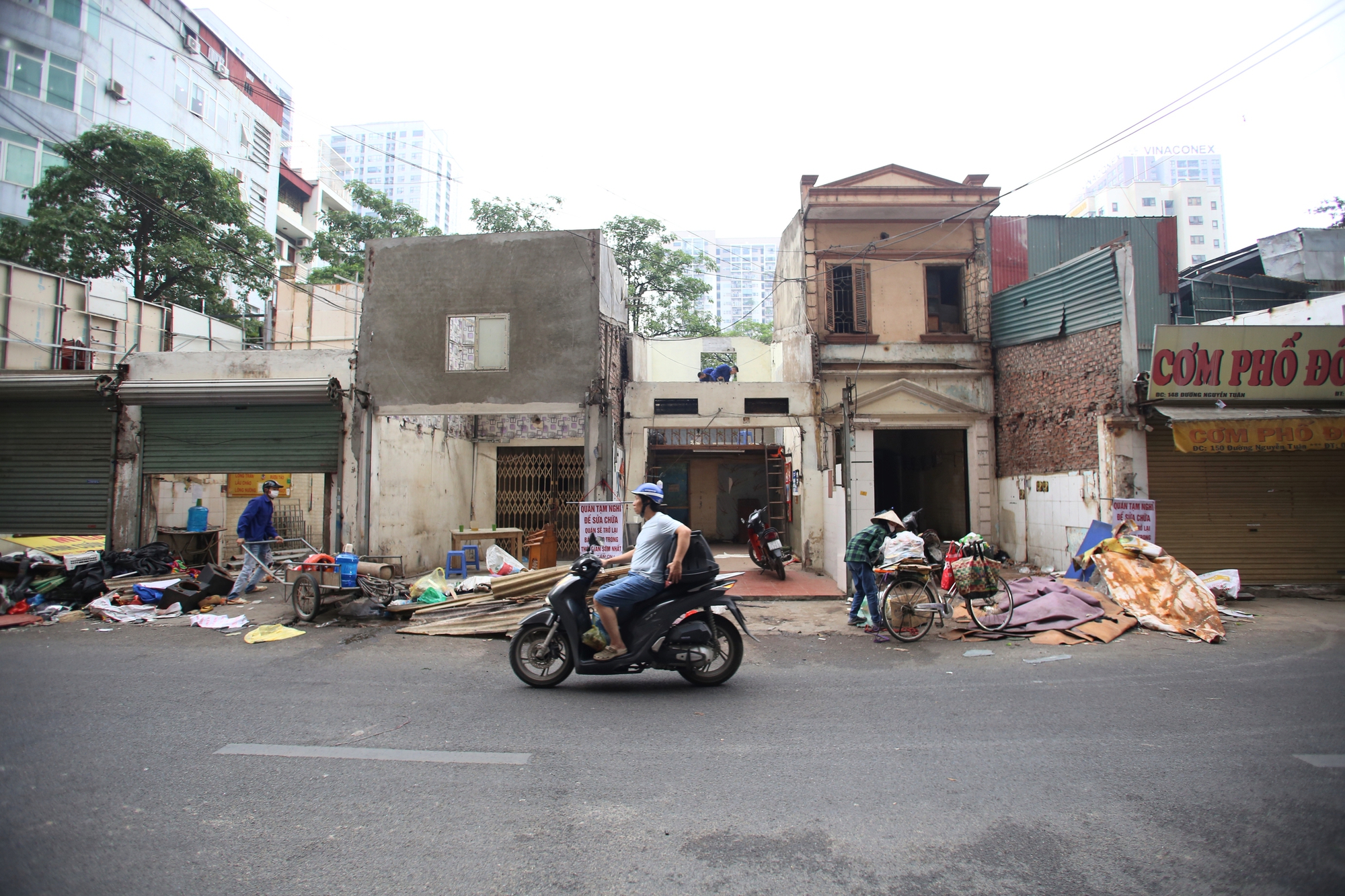 Hà Nội: Người dân khẩn trương dỡ nhà, di dời đồ đạc trên phố Nguyễn Tuân- Ảnh 2.