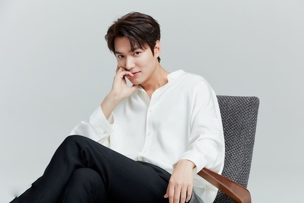 Hot: Lee Min Ho lộ cả tá 