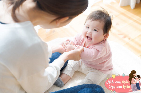 Ôm và tiếp xúc, giúp trẻ sẽ ổn định về mặt cảm xúc và tự tin hơn.