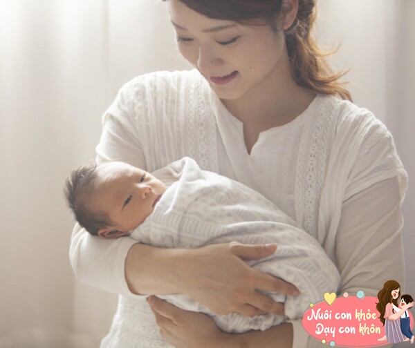 Trẻ sơ sinh cần được chăm sóc tốt.