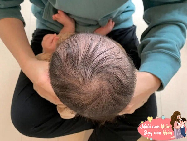 Chú ý tư thế bế trẻ.