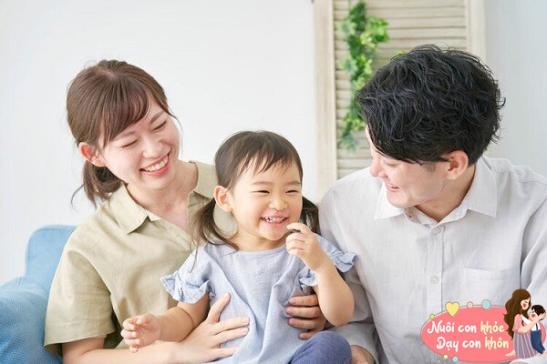 Bố mẹ nên đáp lại những cái ôm của con một cách tích cực.