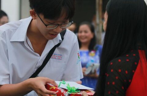 Phụ huynh thấy buồn: Nhiều ngành nghề vui vẻ nhận hoa, nhận quà vào ngày kỷ niệm, mà sao nghề giáo lại khổ thế!