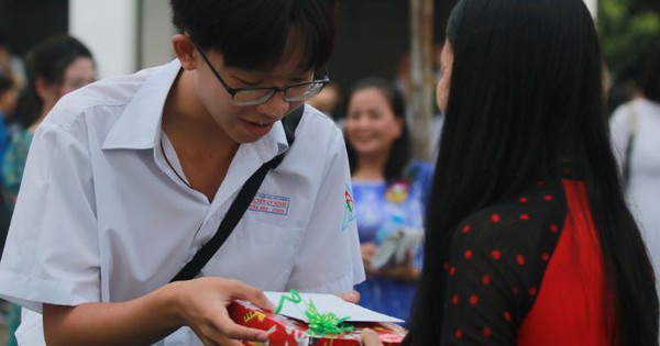 Phụ huynh thấy buồn: Nhiều ngành nghề vui vẻ nhận hoa, nhận quà vào ngày kỷ niệm, mà sao nghề giáo lại khổ thế!