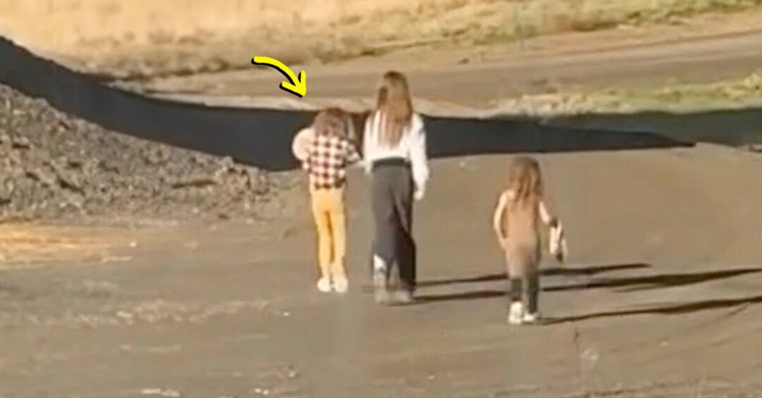 Bé gái 6 tuổi giận dữ bỏ nhà đi, phản ứng của 2 chị em khiến người mẹ ấm lòng