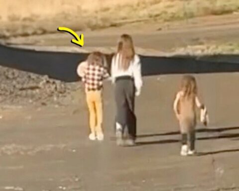 Bé gái 6 tuổi giận dữ bỏ nhà đi, phản ứng của 2 chị em khiến người mẹ ấm lòng