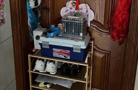 Bức ảnh khiến dân mạng tranh cãi nảy lửa: Nếu dắt con đến nhà ai chơi mà thấy cảnh này, tôi sẽ rất xấu hổ!