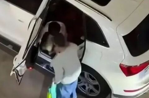 Tiếng cãi vã từ chiếc ô tô khiến người qua đường giật mình, khi người trong xe bước ra, ai nấy đều im lặng!