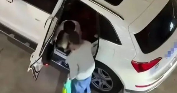 Tiếng cãi vã từ chiếc ô tô khiến người qua đường giật mình, khi người trong xe bước ra, ai nấy đều im lặng!