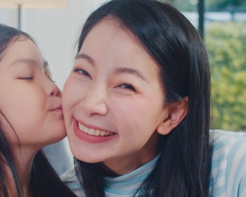 10 bài học quan trọng trong cuộc sống chỉ người mẹ mạnh mẽ mới dạy được con