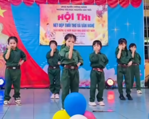 Tiết mục biểu diễn văn nghệ mừng 20/11 của học sinh lớp 1 khiến dân tình “ngả mũ”: Quá nể các cô giáo rồi!