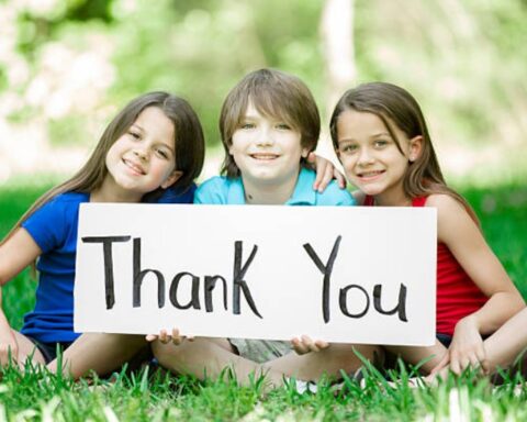 Dạy trẻ biết nói lời cảm ơn – xin lỗi đúng hoàn cảnh