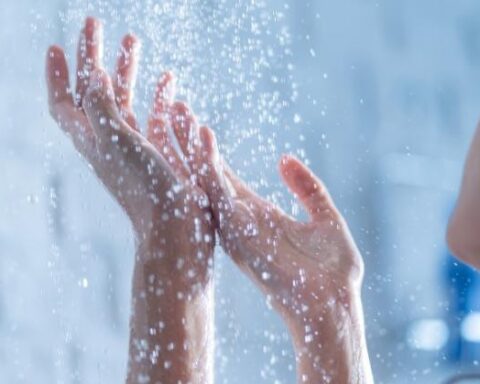 Nhiệt độ giảm tới 7 độ C chớ coi thường chuyện tắm rửa: Dễ ôm yếu, đột quỵ khi bỏ qua những lưu ý này