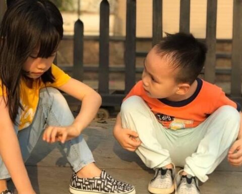 Dẫu áp lực vì “lời bà hàng xóm” khi càng nuôi con càng còi, mẹ bỉm vẫn chăm chỉ làm 1 việc suốt bao năm