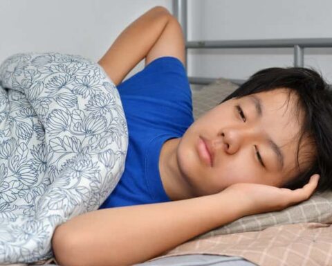 Phát hiện con trai 14 tuổi ngày càng thích đi ngủ sớm, sáng dậy lại lờ đờ: Ông bố tìm ra sự thật ngã ngửa