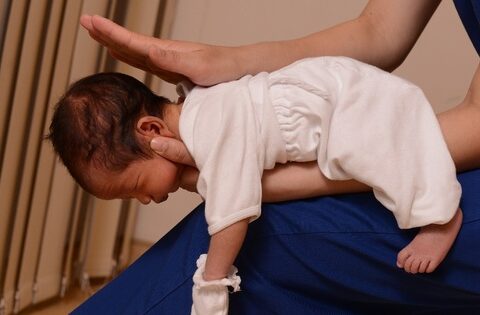 trẻ sặc sữa cần làm gì