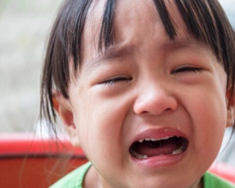 3 hành động nhìn qua rất đơn giản nhưng lại tố cáo con bạn có EQ cực thấp: Can thiệp sớm, “cứu” đời con