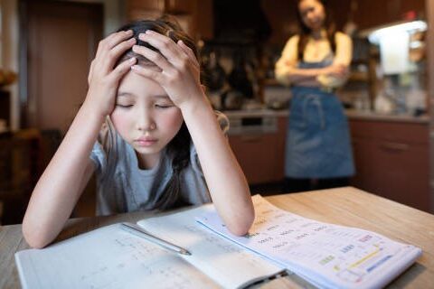 Khi con đến tuổi dậy thì, vì sao chúng “ghét” mẹ nhất? Câu trả lời từ tâm lý học vừa thực tế vừa đau lòng