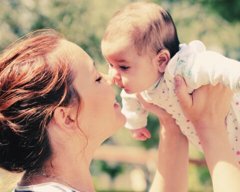 Hôn trẻ sơ sinh: Một hành động đầy yêu thương nhưng tiềm ẩn nhiều hiểm họa