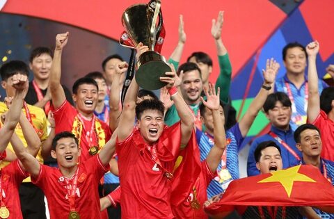 Ảnh nét căng: ĐT Việt Nam vỡ òa cảm xúc, hãnh diện nâng cao chức vô địch AFF Cup ngay trên đất Thái