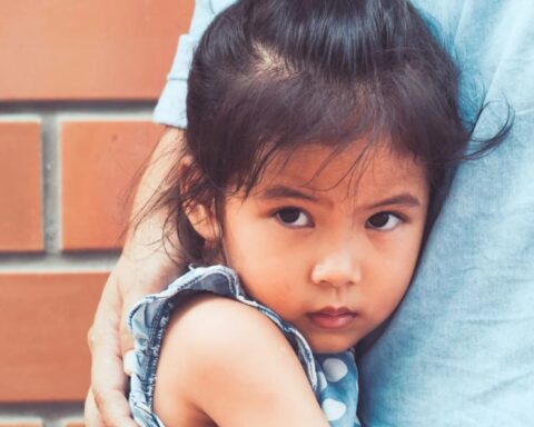 Gia đình hủy hoại con nhất: Tình mẹ ngột ngạt, tình cha yếu kém